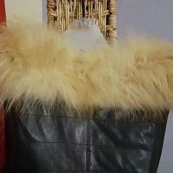 Leather vest with racoon collar - Picture 8 of 17